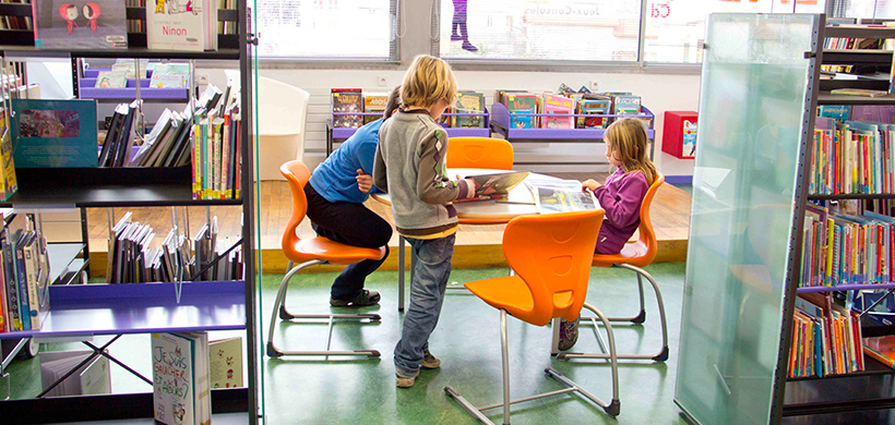 enfants à la bibliothèque