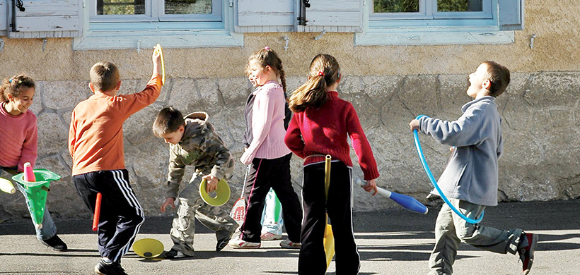 Enfants qui jouent dans une cour