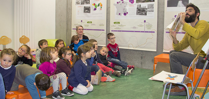 Animateur qui lit une histoire jeunes enfants