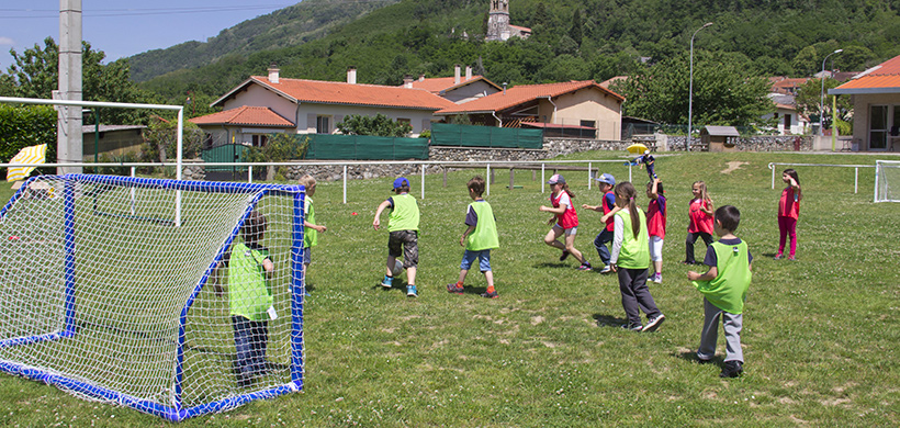 Enfants qui jouent au foot